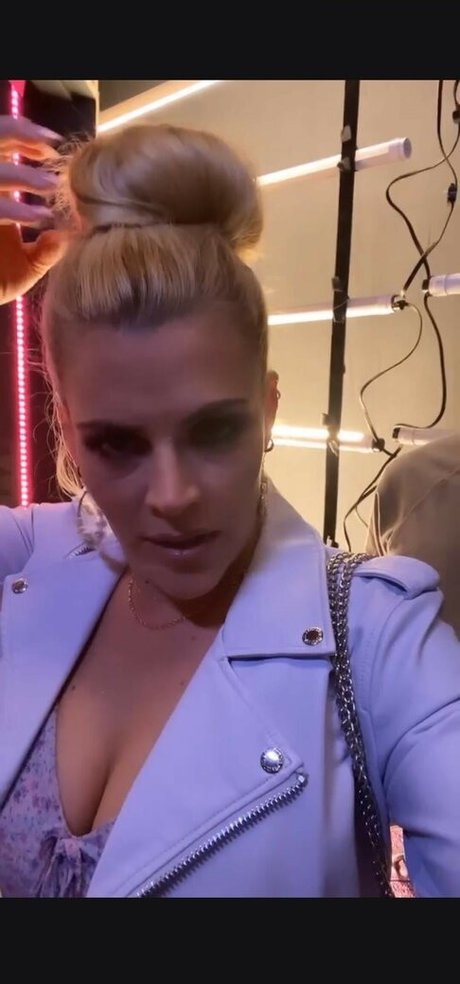 Busy Phillips pretty model galleries