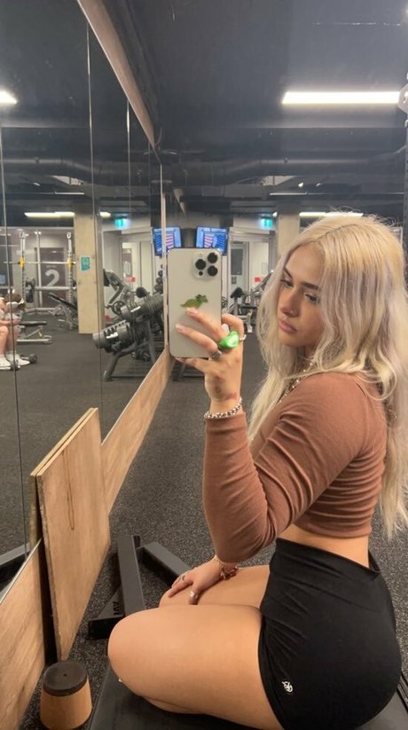 Demisux naked actress image