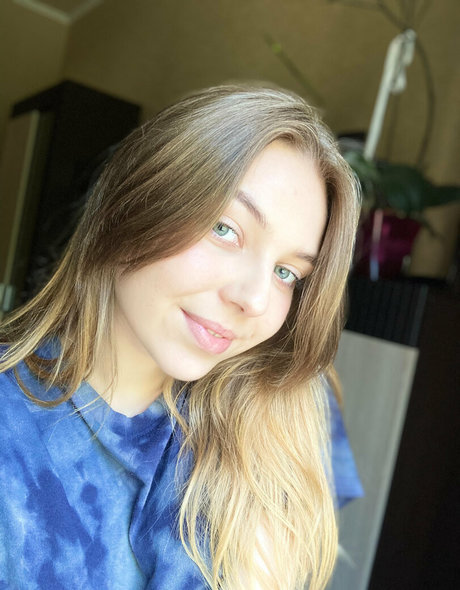 moon less hot actress picture