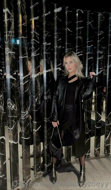 babyyzoeyy model nude photo