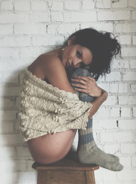 Alice Greczyn nude model photo