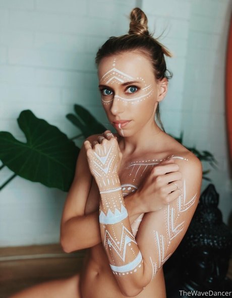 thewavedancer model top pic