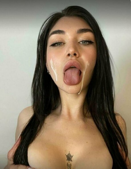 sarah hot tatto model pretty pictures