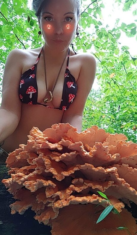 freesexypsychedelic nice model pic