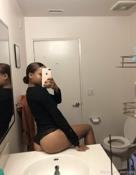 officiallyariaa star naked images