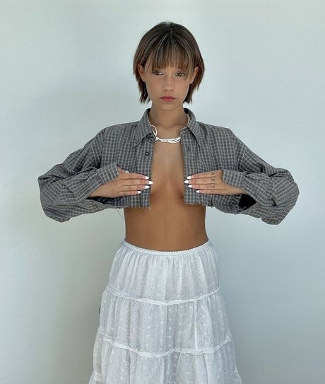 wellbeingwithabigail exclusive model picture