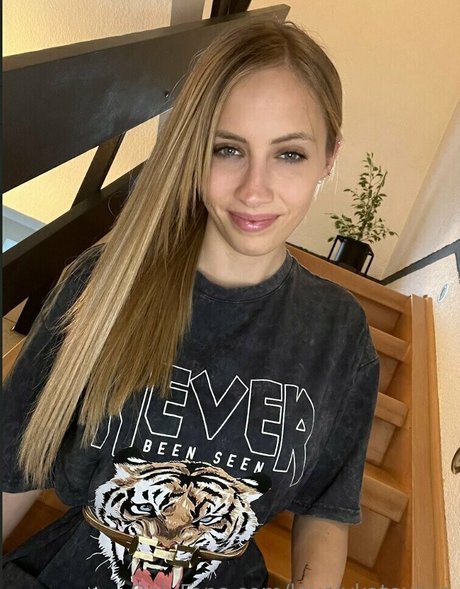 lovelykatexoxo model free pictures