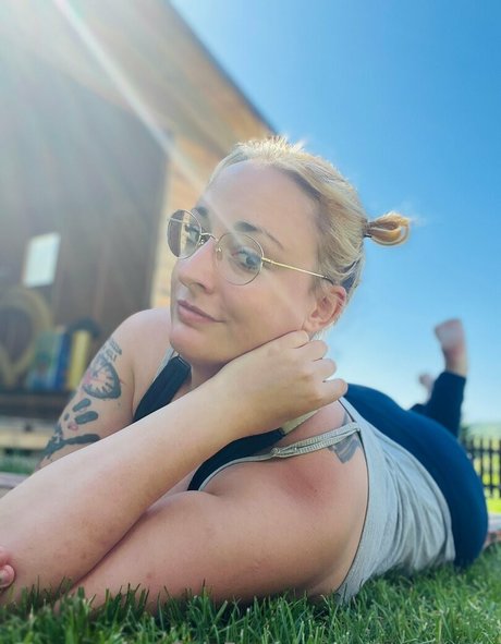 mrstittykatty nude pornstar picture