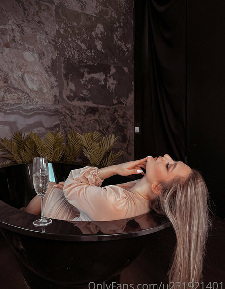 cassie flower top actress photo