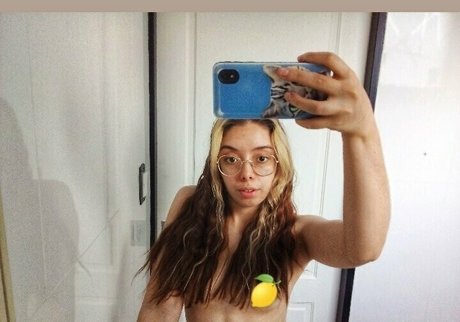 lillymeawfree pornstar img