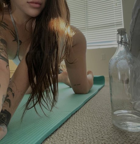 Heidikinnns naked model photo