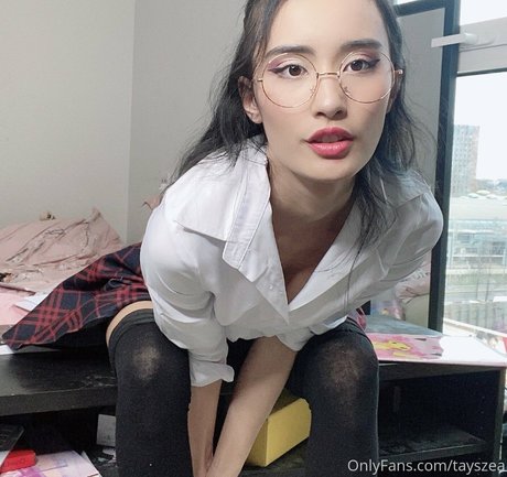 Tayszea model erotic picture