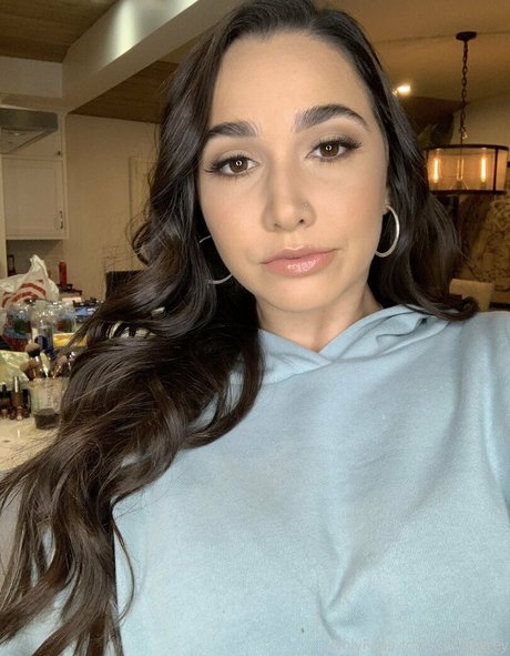 karleegrey erotic model picture