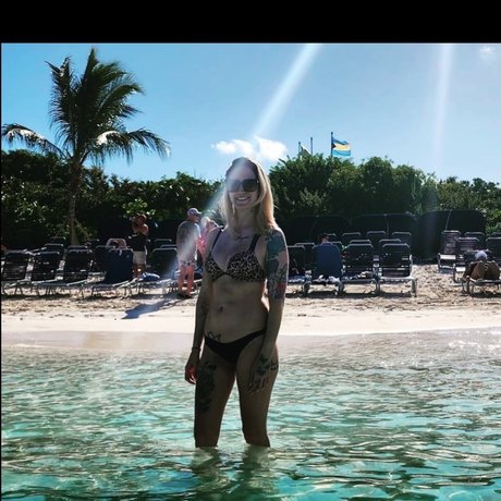 Noelle Ates model top photos