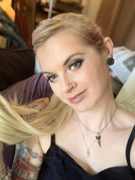 Ali Bastard nude star pic