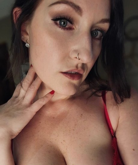 Adalyn Lux beautiful actress pics