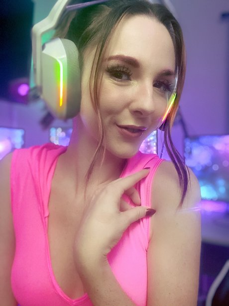 Aladora nude model picture