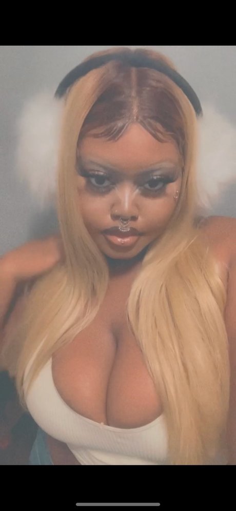 Unusually Trin star exclusive pics