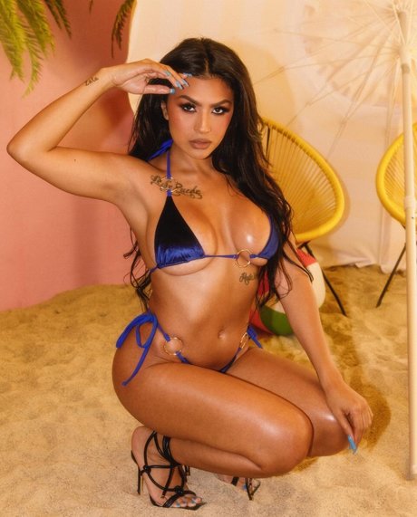 Paula Deanda erotic model img