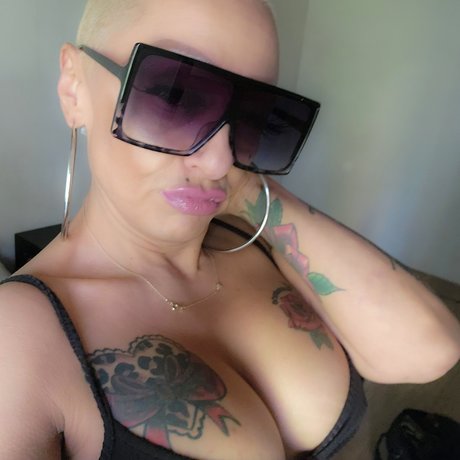 Hustle Queen model pretty photo