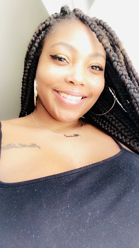 LoveLove model pornographic pics