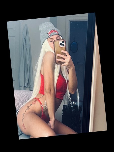 Prada THE THROAT_ perfect star photo