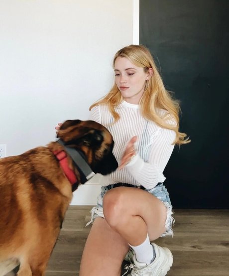 Violet Brinson porn model img