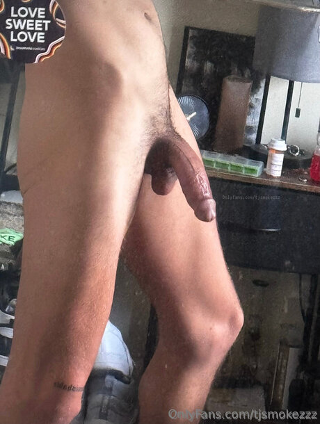 tjsmokezzz naked model photo