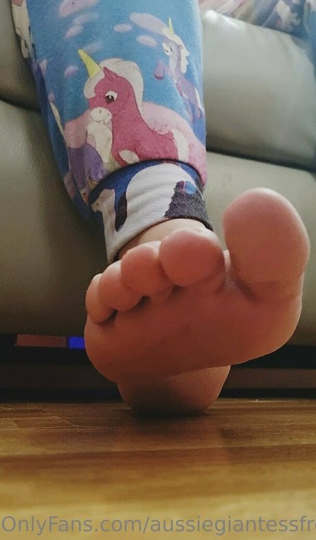 aussiegiantessfree adult model gallery