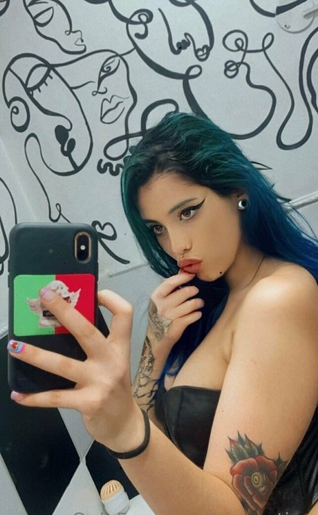 vicposting pornographic model image