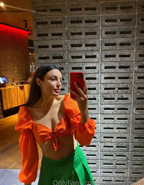 onlyemiliaa pornstar erotic pic