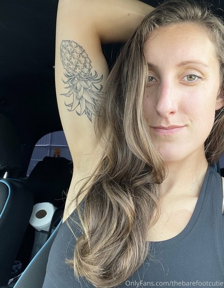 thebarefootcutie pornstar naked image