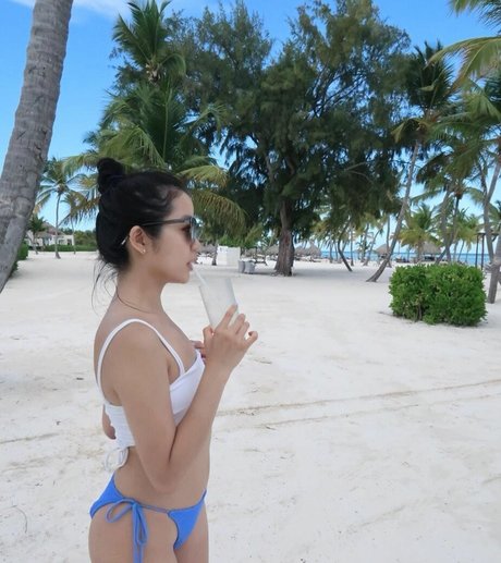 Evelyn Ha model hot photos