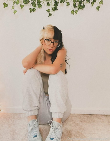 nakedella star high quality pic