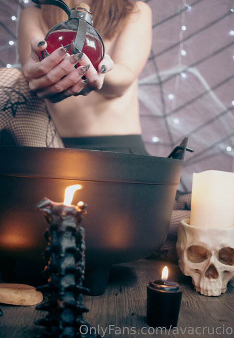 avacrucio naked model photos