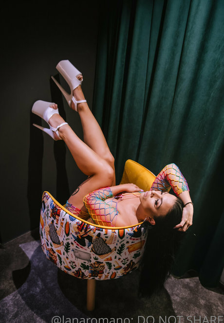 lanaromano model erotic pic