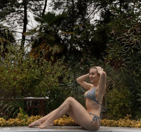 Molly Marsh hd actress photos