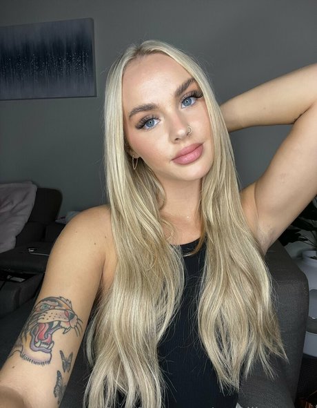 camillecamm pretty model image