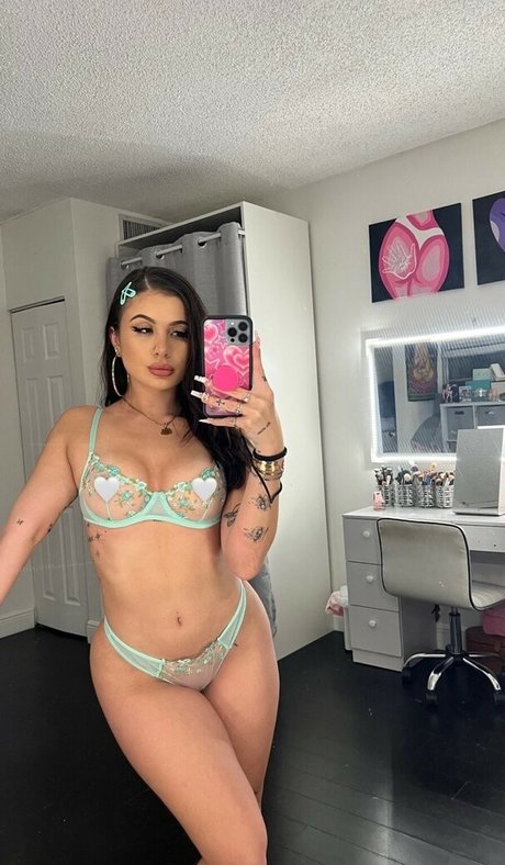 Onacasella model erotic picture