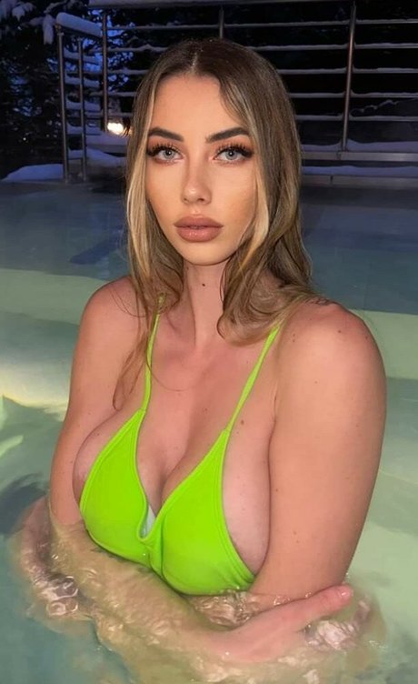 Eve Menta pretty model pics