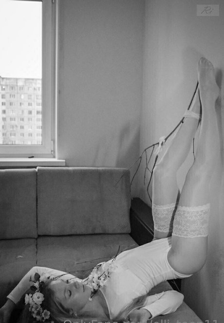 pretty elli art actress galleries