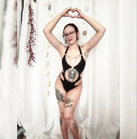 Scatvenger pornstar naked photo