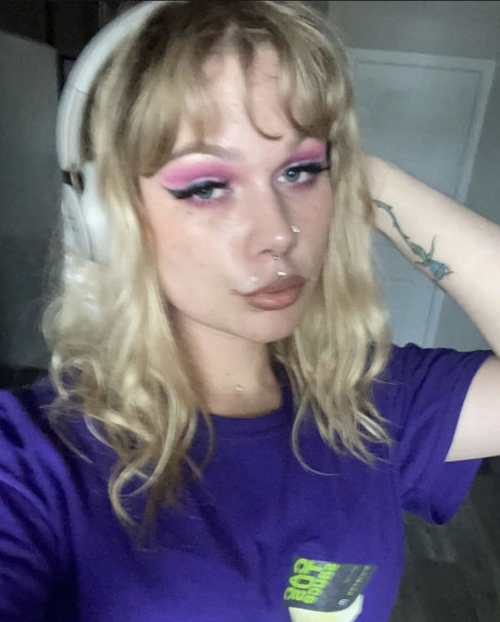 Awnmyneeze exclusive actress photo