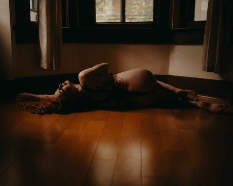 Queen NOVA star adult pics