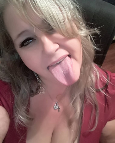 Queen Curvy Cyan xxx pornstar pic