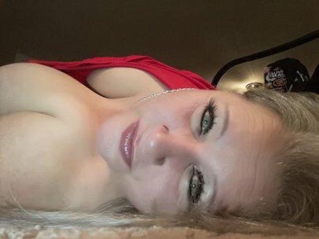 Queen Curvy Cyan naked pornstar picture