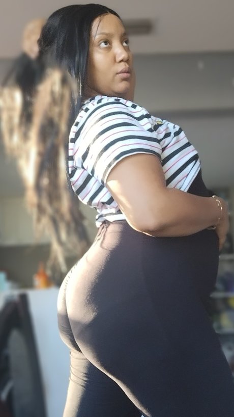 Queen Cosmos model erotic img