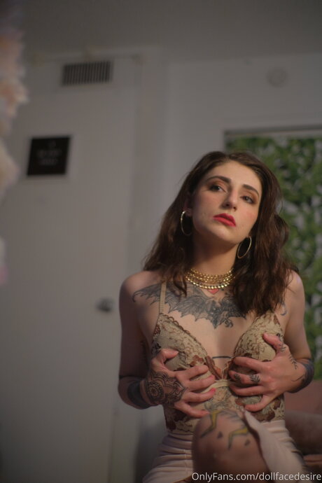 DollFaceDesy star nude galleries