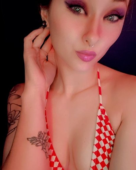 Raya Willow_ model hot photo