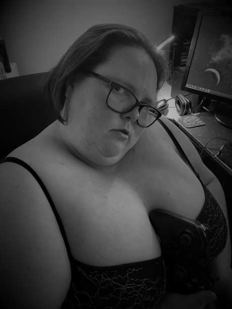 Red and Bubbly BBW pornographic star picture